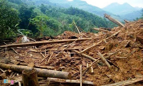 Núi lở vùi lấp hoàn toàn ngôi nhà của vợ chồng ông Hồ Văn Phú(ngụ xã Trà Lâm, huyện vùng cao Trà Bồng). Ảnh: M.Huy.