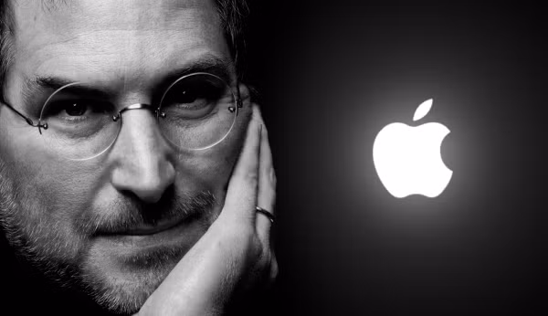 Còn nhớ Steve Jobs, CEO của tập đoàn Apple được biết đến với hình ảnh một lãnh đạo có tài, nhiệt tình và thân thiện. Việc xây dựng một hình ảnh đẹp về CEO chắc hẳn là một chiến lược marketing độc đáo của Apple. Ảnh: Business Insider.
