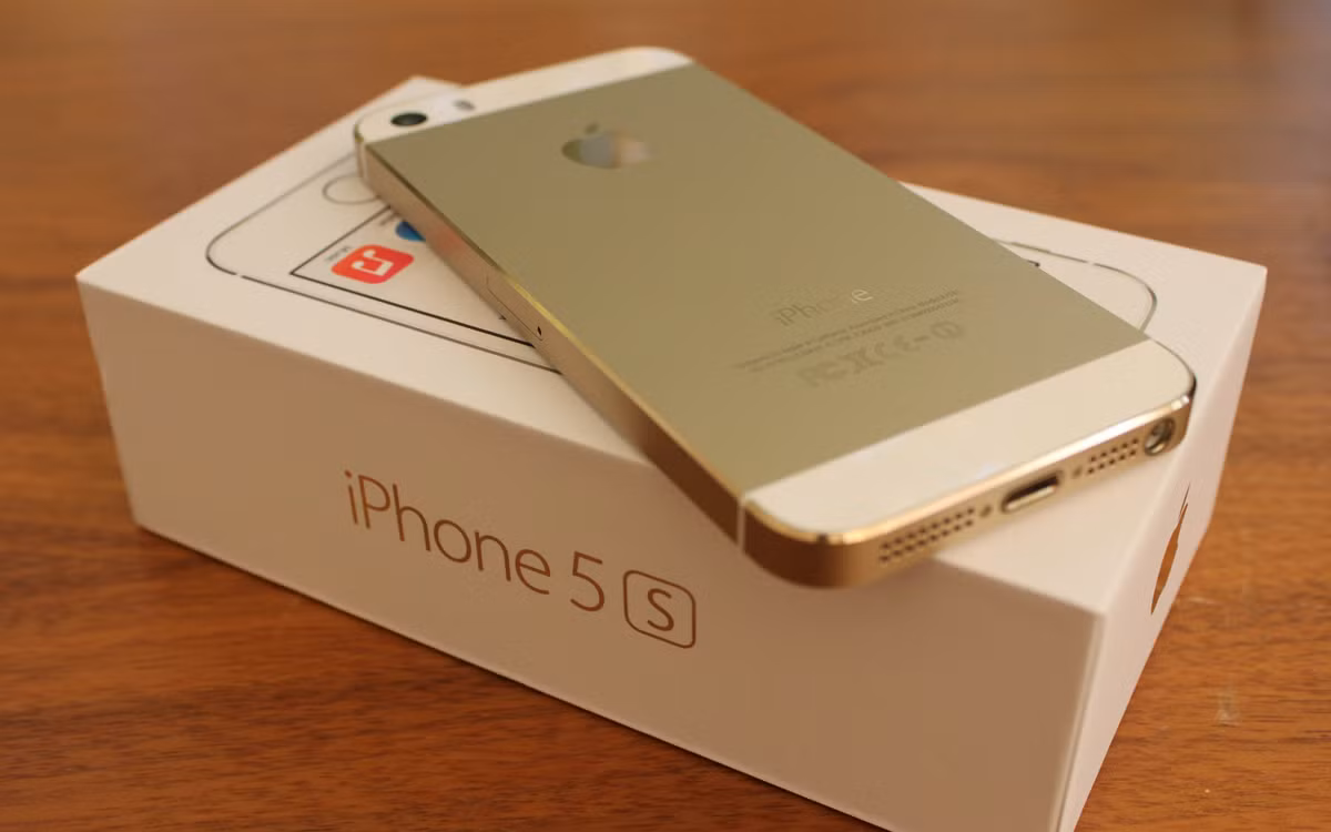 Tương tự, khi iPhone 5S ra mắt, Apple cũng từng thông báo nhiều cửa hàng bán lâm vào tình trạng khan hiếm iPhone 5S phiên bản màu vàng. Ảnh: Cnet.