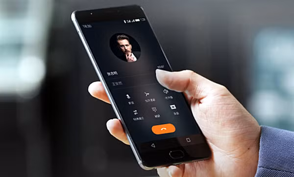 Cung cấp sức mạnh cho Meizu M3 Max đến từ chipset Helio P10 với bộ vi xử lý 8 nhân tốc độ 1.8GHz, đồ họa Mali T860 GPU, RAM 3GB, bộ nhớ trong 64GB. Mặt sau điện thoại tích hợp camera chính 13 MP, trong khi camera selfie là 5 MP. Ngoài ra, nút Home của máy cũng được gắn cảm biến vân tay ở bên trong, pin 4.100 mAh có hỗ trợ sạc nhanh, hỗ trợ 4G và chạy trên nền tảng Android 6.0 với giao diện Flyme OS 5.2.