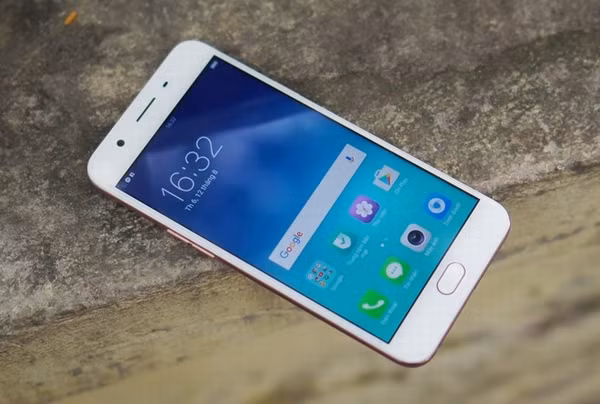 Mặt sau tích hợp camera 13MP, cảm biến 1/3.06 inch. Công nghệ PDAF giúp chụp ảnh không bị nhòe hoặc mất nét kể cả khi chủ thể chuyển động. Ngoài ra, máy trang bị màn hình 5,5 inch, độ phân giải HD, bộ xử lý 8 nhân 64 bit, bộ nhớ RAM 3GB, bộ nhớ trong 32GB có thể mở rộng tối đa 128GB. F1s hỗ trợ 2 khe SIM 4G hỗ trợ tốc độ lên đến 150Mbps, âm thanh Dirac HD sound chuyên nghiệp. Máy tích hợp cảm biến vân tay với tốc độ đáp ứng siêu nhanh 0,22 giây.