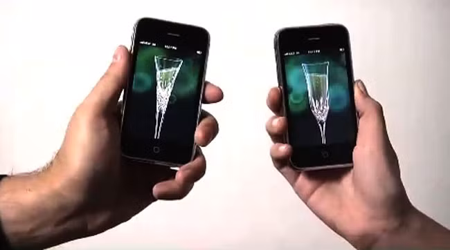 Với ứng dụng Waterford Clinkclink, khi hai chiếc iPhone đụng vào nhau màn hình sẽ xuất hiện hình ảnh ly sâm panh sống động kèm lời chúc mừng năm mới. Ảnh: Creativity Online.