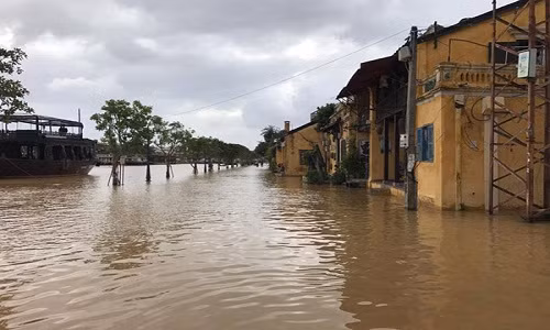 Do lũ tràn về khiến mực nước sông Hoài ở Hội An đã dâng cao - ảnh Linh Đào.