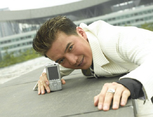 Điện thoại GAOXINQ trên tay Đàm Vĩnh Hưng. Ảnh: GAOXINQ.