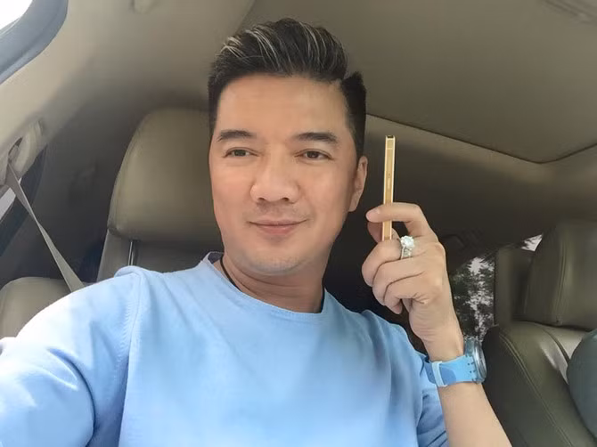 Chụp ảnh sắc nét, nghe nhạc hay là tính năng khiến Đàm Vĩnh Hưng đặt hàng chiếc Bphone mạ vàng. Ảnh: Facebook Đàm Vĩnh Hưng.