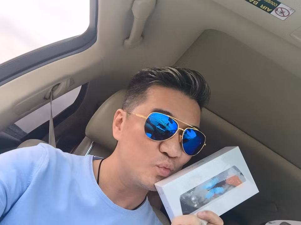 Đàm Vĩnh Hưng tỏ ra quan tâm đến tính năng bảo vệ dữ liệu riêng tư của hệ điều hành BOS. Ảnh: Facebook Đàm Vĩnh Hưng.