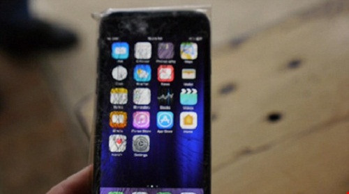 Sau khi bị cắn, iPhone 7 bị vỡ màn hình nhưng vẫn hoạt động bình thường. Ảnh: Dailymail.