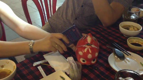 Năm 2014, cộng đồng mạng Việt Nam xôn xao trước hành động dùng iPhone đập vỡ heo đất của một cô gái trẻ. Ảnh: Youtube.