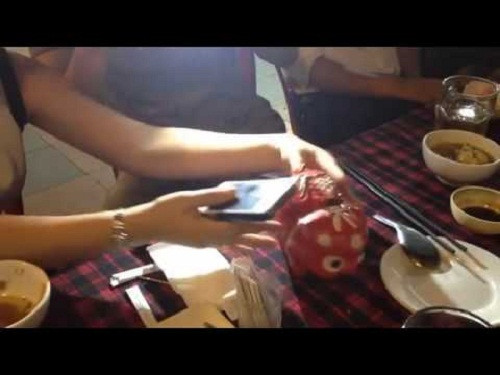 Có người cho rằng đó là hành động của kẻ sĩ diện hão, nhưng cũng có ý kiến cho rằng đó chỉ là một trò vui không ảnh hưởng đến ai. Ảnh: Youtube.