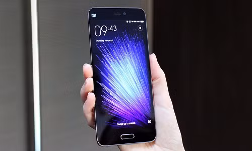Ngoài việc sử dụng chất liệu vỏ gốm đặc biệt, Xiaomi Mi 5 Pro còn được trang bị RAM 4GB, chip Snapdragon 820. Ảnh: Cnet.