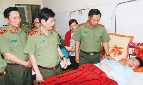 Lãnh đạo Bộ Công an thăm hỏi thượng sĩ Vũ Xuân Khuê tại bệnh viện.