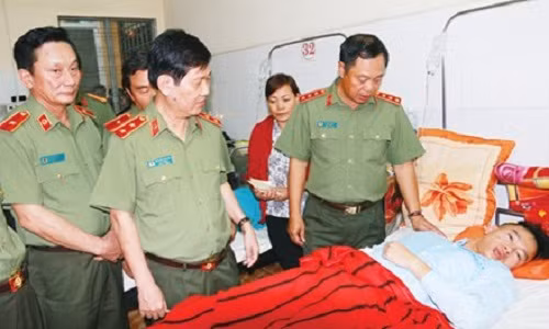 Lãnh đạo Bộ Công an thăm hỏi thượng sĩ Vũ Xuân Khuê tại bệnh viện.