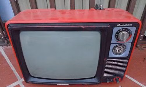 Cách đây khoảng 30 - 40 năm, chiếc ti vi đen trắng được xếp vào hàng thiết bị công nghệ cực kỳ xa xỉ của người Việt. Ảnh: Zing.