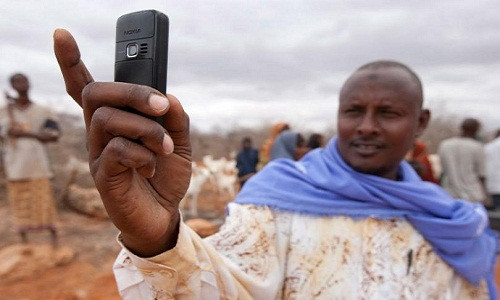 Có vẻ như người đàn ông này đang loay hoay không biết sử dụng chế độ chụp ảnh trên điện thoại như thế nào. Ảnh: Ibtimes.