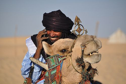 Niềm vui khó tả khi được sử dụng điện thoại. Ảnh: Printest.