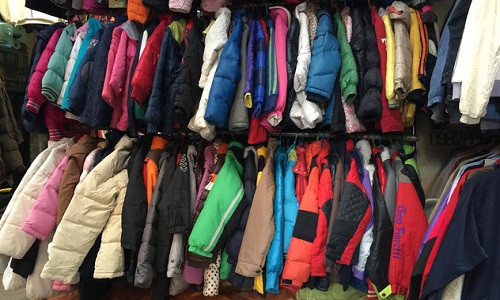 Nhiều chủ hàng hàng thùng còn tìm thấy các món hời để quên trong những món đồ second-hand thế này