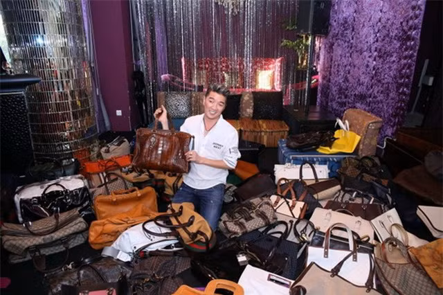 Nam ca sĩ sở hữu lượng túi xách hàng hiệu khủng, anh từng cho rằng mình sở hữu nhiều món đồ mới nhất của Louis Vuitton.