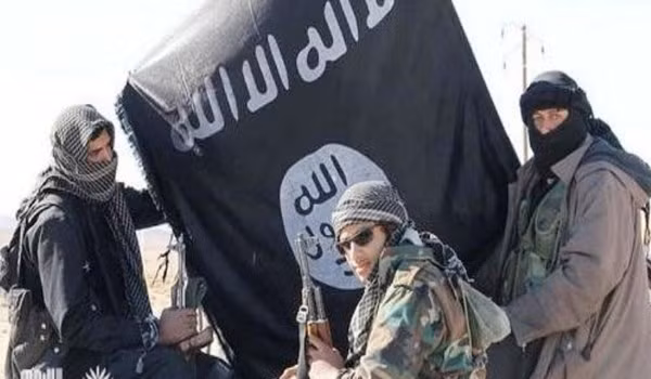 “Cụ thể, nhóm IS để các binh sĩ Syria và SDF tiến vào những khu vực do chúng chiếm đóng một cách khá dễ dàng, sau đó chúng mở cuộc phản công dữ dội nhằm gây tổn thất nặng nề cho lực lượng chính phủ Syria và SDF”, nguồn tin cho hay. Ảnh: FNA. 