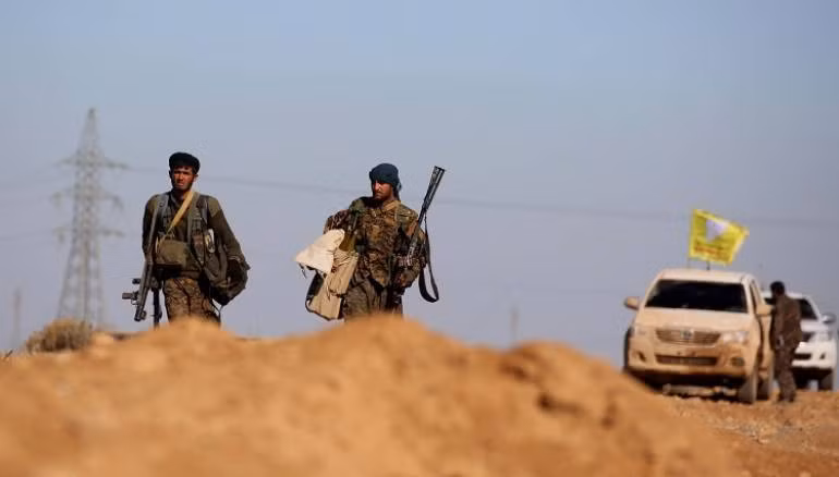 Tuy nhiên, SDF có thể sẽ phải tái triển khai một số chiến binh của họ từ Đông Nam Deir Ezzor về miền bắc Syria để bảo vệ vùng đất mà lực lượng này kiểm soát trước cuộc tấn công sắp tới của Quân đội Thổ Nhĩ Kỳ. Ảnh: Zaman al-Wasl. 