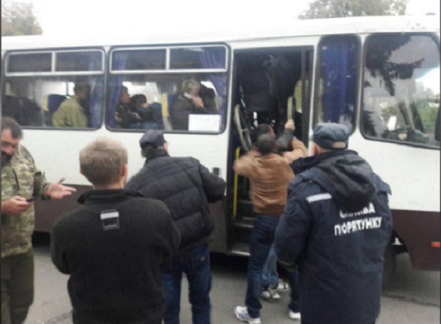 Lực lượng cứu hộ sơ tán người dân ở khu vực phía đông vùng Chernihiv, gần biên giới với Nga. (Ảnh: Reuters)