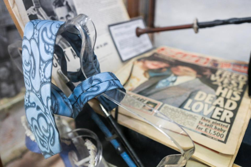 Chẳng hạn như chiếc cà vạt của Fred West, một kẻ giết người hàng loạt ở Anh.