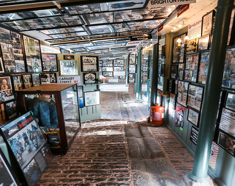 Bảo tàng của ông Andy trưng bày nhiều hiện vật “độc”, trong đó có cả trang phục của những tên tội phạm khét tiếng.