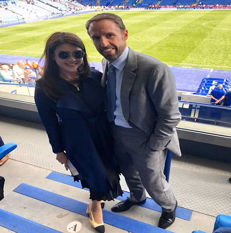 Nursara Suknamai chụp ảnh cùng huấn luyện viên người Anh Gareth Southgate trên khán đài khi tới xem một trận đấu ở sân vận động King Power, Leicester, Anh. Ảnh: Daily Mail.