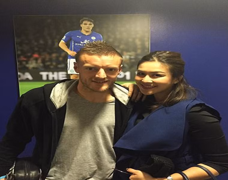 Còn đây là bức hình chụp Nursara đứng cạnh cầu thủ Jamie Vardy. Ảnh: Daily Mail.