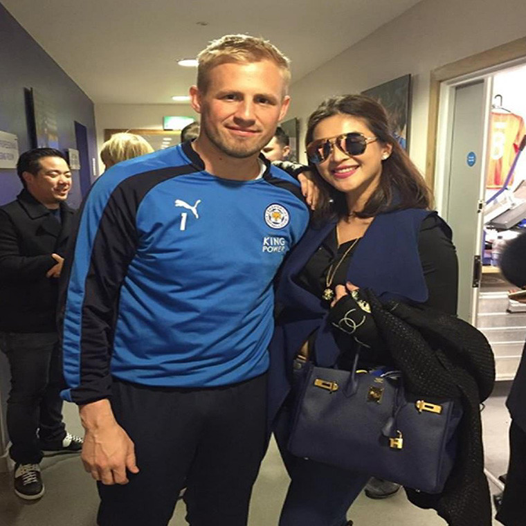 Nursara Suknamai từng chụp ảnh lưu niệm với nhiều cầu thủ bóng đá của CLB Leicester City, trong đó có thủ môn Kasper Schmeichel, con trai của huyền thoại bóng đá Đan Mạch Peter Schmiechel. Ảnh: Daily Mail.