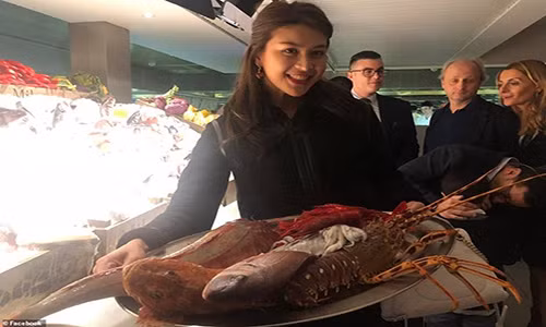 Theo Daily Mail, một ngày trước khi vụ rơi trực thăng ở Anh xảy ra tối 27/10 (giờ địa phương), người đẹp Thái Lan Nursara Suknamai còn vui vẻ cùng bạn bè thưởng thức bữa ăn tại nhà hàng Hy Lạp Estiatorio Milos trên phố Regent ở thủ đô London. Ảnh: Facebook.