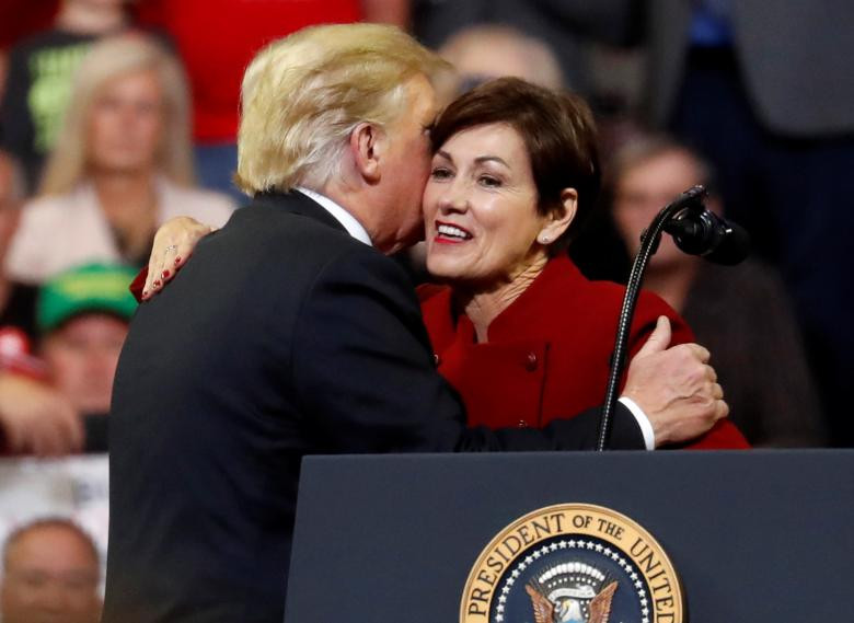 Tổng thống Trump và Thống đốc Iowa Kim Reynolds tại một cuộc vận động do ông Trump tổ chức ở Iowa ngày 9/10.