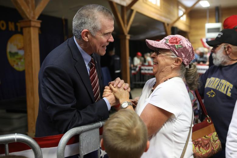 Hiện nay, các chính trị gia Mỹ vẫn đang tích cực vận động khi cuộc bầu cử Quốc hội ngày càng đến gần. Trong ảnh: Ứng viên Matt Rosendale của Đảng Cộng hòa chạy đua vào Thượng viện Mỹ gặp gỡ những người ủng hộ sau cuộc vận động ở Bozeman, Montana, ngày 2/10.