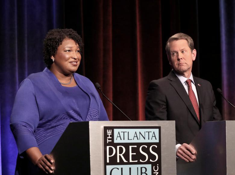 Ứng cử viên chức Thống đốc bang Georgia của Đảng Dân chủ, Stacey Abrams (trái), phát biểu trong cuộc tranh luận với “đối thủ” là thành viên của Đảng Cộng hòa Brian Kemp tại Atlanta, Georgia, ngày 23/10.
