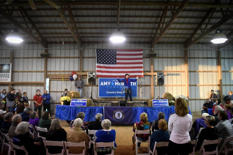 Ứng viên của Đảng Dân chủ Amy McGrath phát biểu trong một sự kiện vận động ở Versailles, bang Kentucky, ngày 18/10.