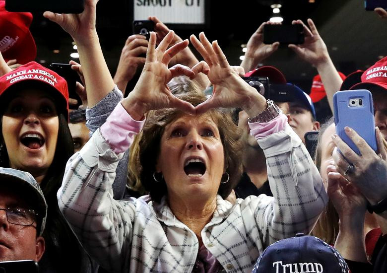 Những người ủng hộ Tổng thống Trump trong một cuộc vận động ở Council Bluffs, bang Iowa, ngày 9/10. Cuộc bầu cử sắp tới được coi là phép thử đối với chính quyền đương nhiệm của Tổng thống Mỹ Donald Trump.