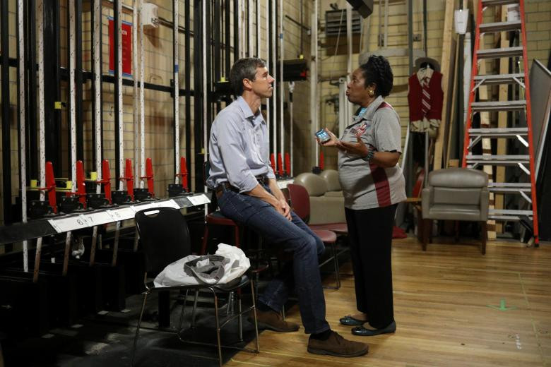 Hạ nghị sĩ Beto O'Rourke (trái) thuộc Đảng Dân trao đổi với Hạ nghị sĩ Sheila Jackson Lee khi chuẩn bị có bài phát biểu trước những người ủng hộ trong cuộc vận động tại trường Đại học Nam Texas ở Houston, Texas, ngày 9/10.