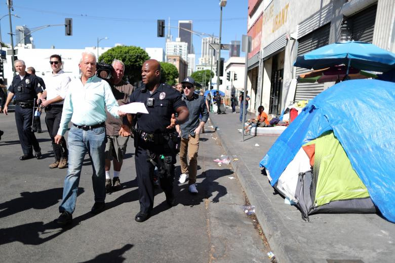 Ứng viên chức thống đốc bang của Đảng Cộng hòa, John Cox (trái), thăm trung tâm dành cho người vô gia cư Skid Row ở Los Angeles, bang California, ngày 16/10.