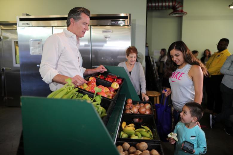 Ứng viên chức thống đốc bang của Đảng Dân chủ Gavin Newsom (trái) trò chuyện với mọi người tại một địa điểm ở Venice, Los Angeles, bang California, ngày 16/10.