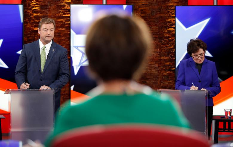 Thượng nghị sĩ Dean Heller (trái) và Hạ nghị sĩ Jacky Rosen tham gia buổi tranh luận ở Las Vegas, Nevada, ngày 19/10.