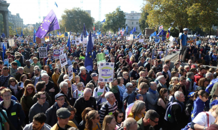 Trước đó, Thủ tướng Anh Theresa May khẳng định sẽ không lùi bước trước khó khăn trong đàm phán với EU về thỏa thuận Brexit. Trước bế tắc hiện tại, EU có thể sẽ gia hạn đến cuối năm 2018 để đạt được một thỏa thuận "ly hôn" êm đẹp với Anh, trước khi Brexit chính thức có hiệu lực vào năm sau.