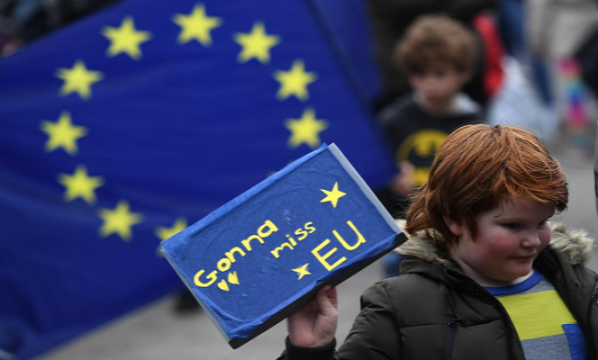 James McGrory, một trong những người tổ chức cuộc tuần hành, nói rằng các cử tri nên có cơ hội để thay đổi ý kiến bởi quyết định của họ sẽ ảnh hưởng đến cuộc sống của thế hệ sau.