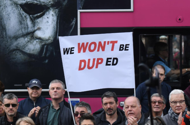 Người biểu tình tham gia vào cuộc tuần hành phản đối Brexit tại Tòa thị chính ở trung tâm Belfast, Bắc Ireland, ngày 20/10.