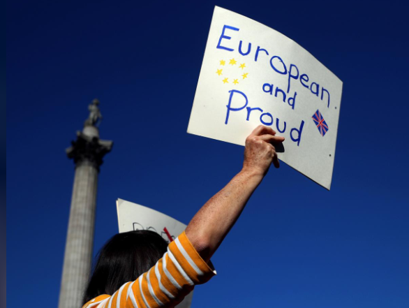 Một người biểu tình cầm tấm biển với dòng chữ mang nội dung: “Liên minh Châu Âu và niềm tự hào”.