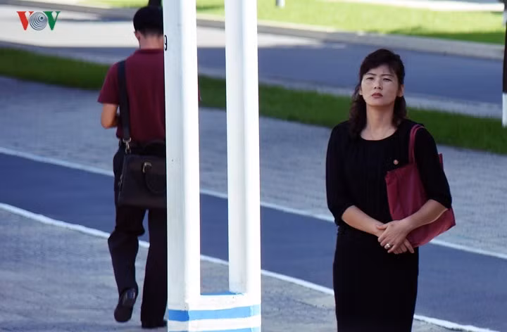 Ve dep yeu kieu cua phu nu Trieu Tien tren duong pho Binh Nhuong-Hinh-15