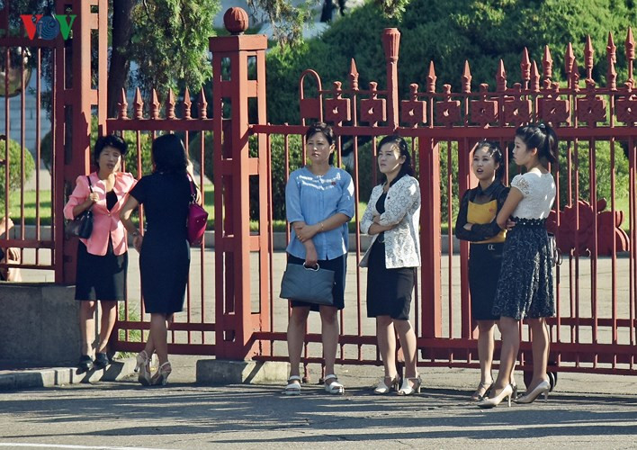 Ve dep yeu kieu cua phu nu Trieu Tien tren duong pho Binh Nhuong-Hinh-14