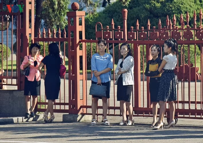 Ve dep yeu kieu cua phu nu Trieu Tien tren duong pho Binh Nhuong-Hinh-14