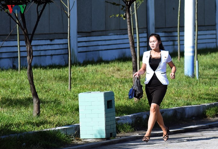 Ve dep yeu kieu cua phu nu Trieu Tien tren duong pho Binh Nhuong-Hinh-12