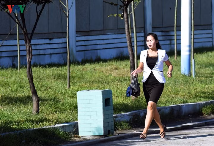 Ve dep yeu kieu cua phu nu Trieu Tien tren duong pho Binh Nhuong-Hinh-12