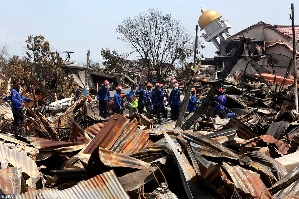 Kinh hoàng ngôi làng Indonesia bị “xóa sổ” sau thảm họa kép - Hình 13 Kinh hoang ngoi lang Indonesia bi “xoa so” sau tham hoa kep-Hinh-13