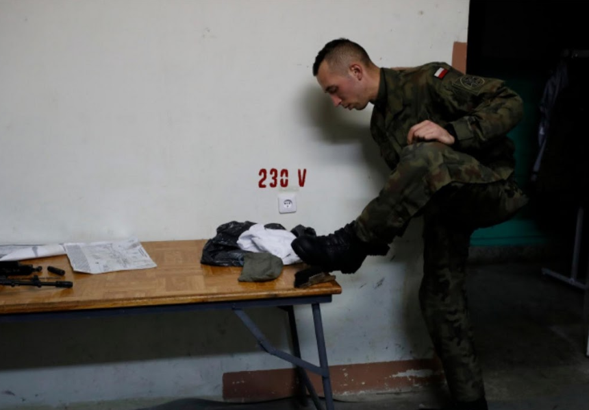 Thành viên mới của WOT lau giày sau buổi tập.